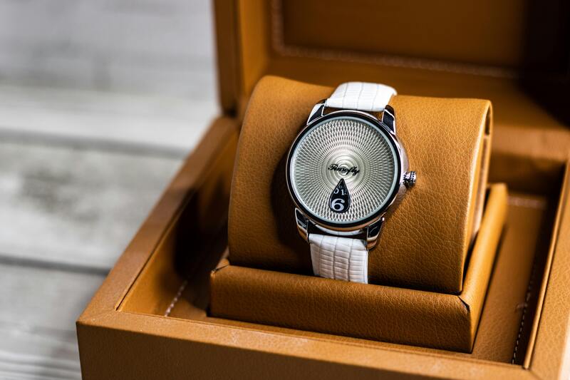 montre dans un boitier